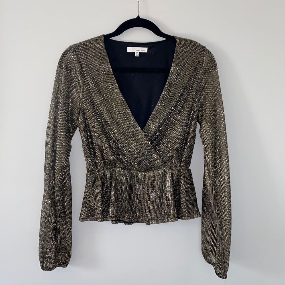 June & Hudson: Long-sleeved shiny low cut shirt